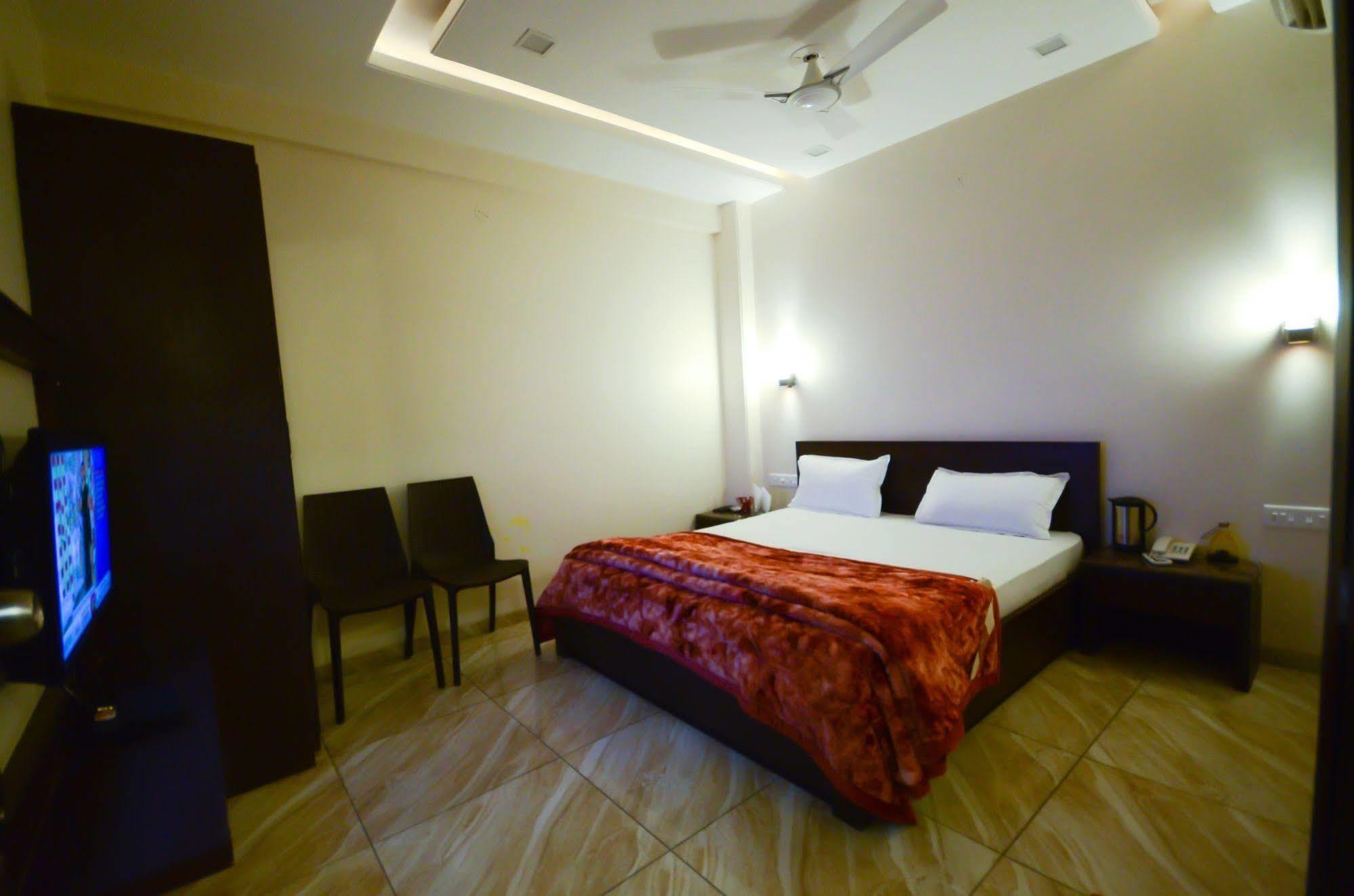 Hotel Sunday Inn Τζαϊπούρ Εξωτερικό φωτογραφία